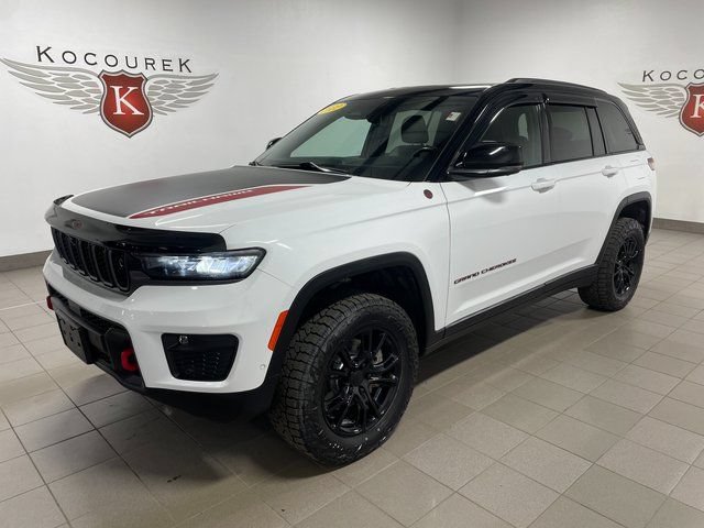 Used 2022 Jeep Grand Cherokee Trailhawk w/ Advanced Protech Group II AWD/4WD image 3