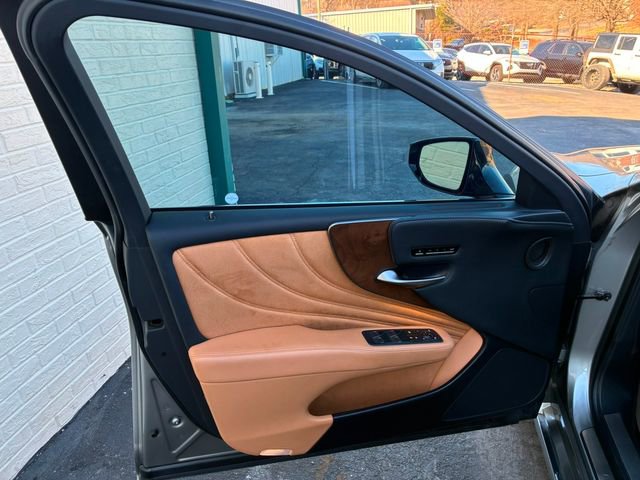 Used 2021 Lexus LS 500 w/ Accessory Package (Z2) image 17