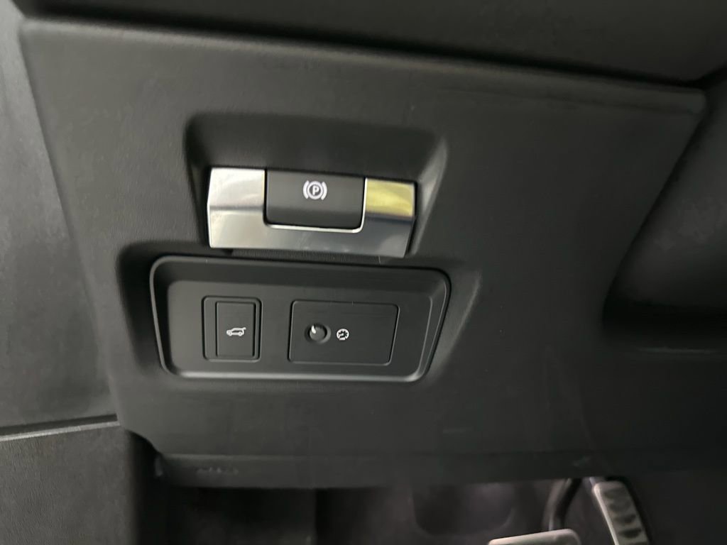 Used 2023 Land Rover Range Rover Evoque R-Dynamic SE image 19