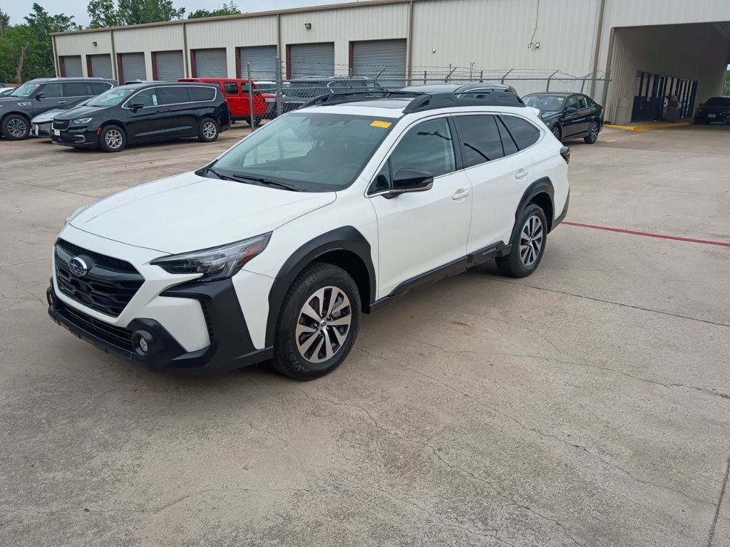 Used 2025 Subaru Outback Premium image 1