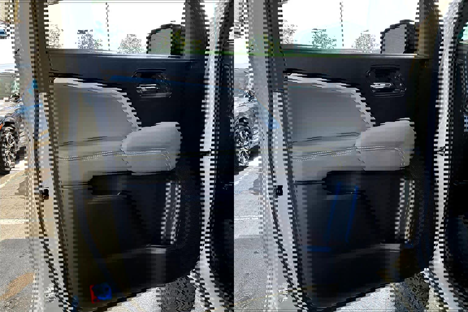 Used 2024 Chevrolet Colorado ZR2 w/ Technology Package image 21