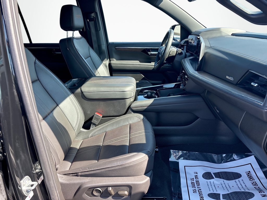 Used 2025 Chevrolet Tahoe High Country AWD/4WD image 14