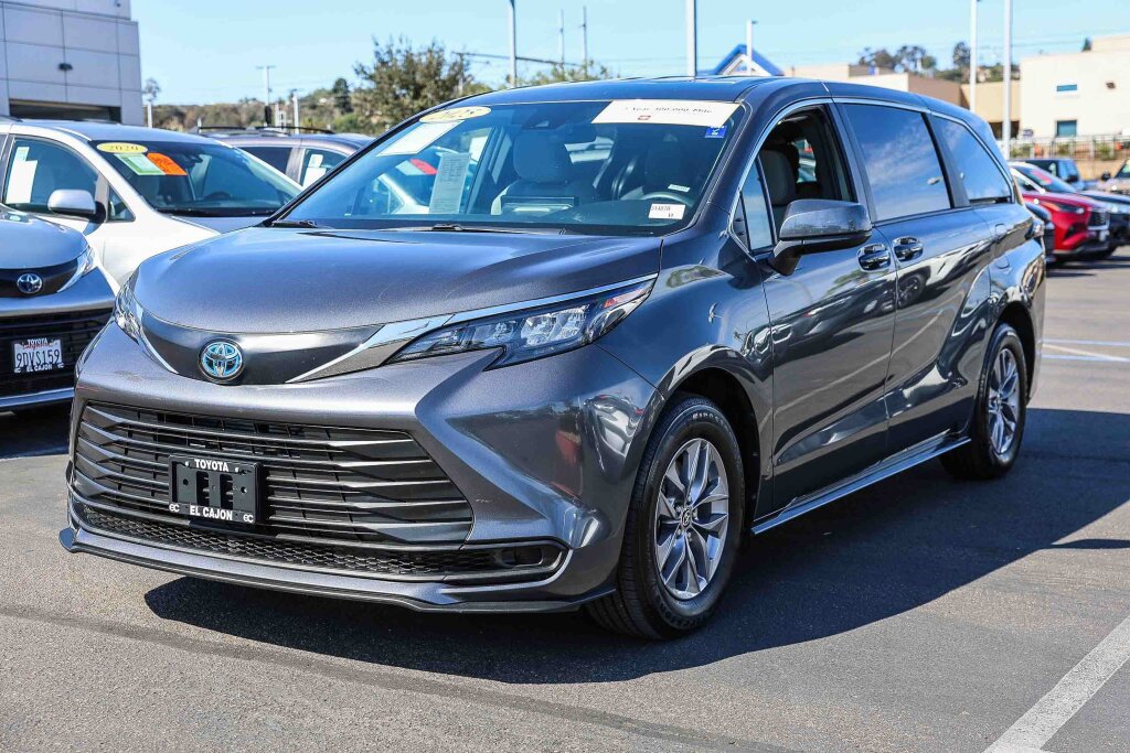 Certified 2025 Toyota Sienna LE FWD image 20