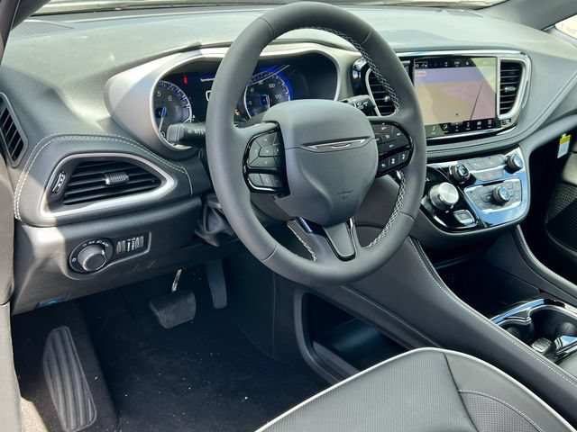 New 2027 Chrysler Pacifica Limited FWD image 17