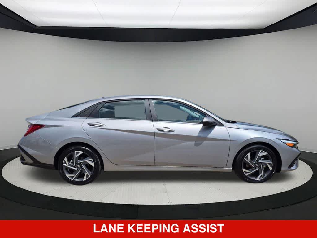 Used 2025 Hyundai Elantra Limited FWD image 7