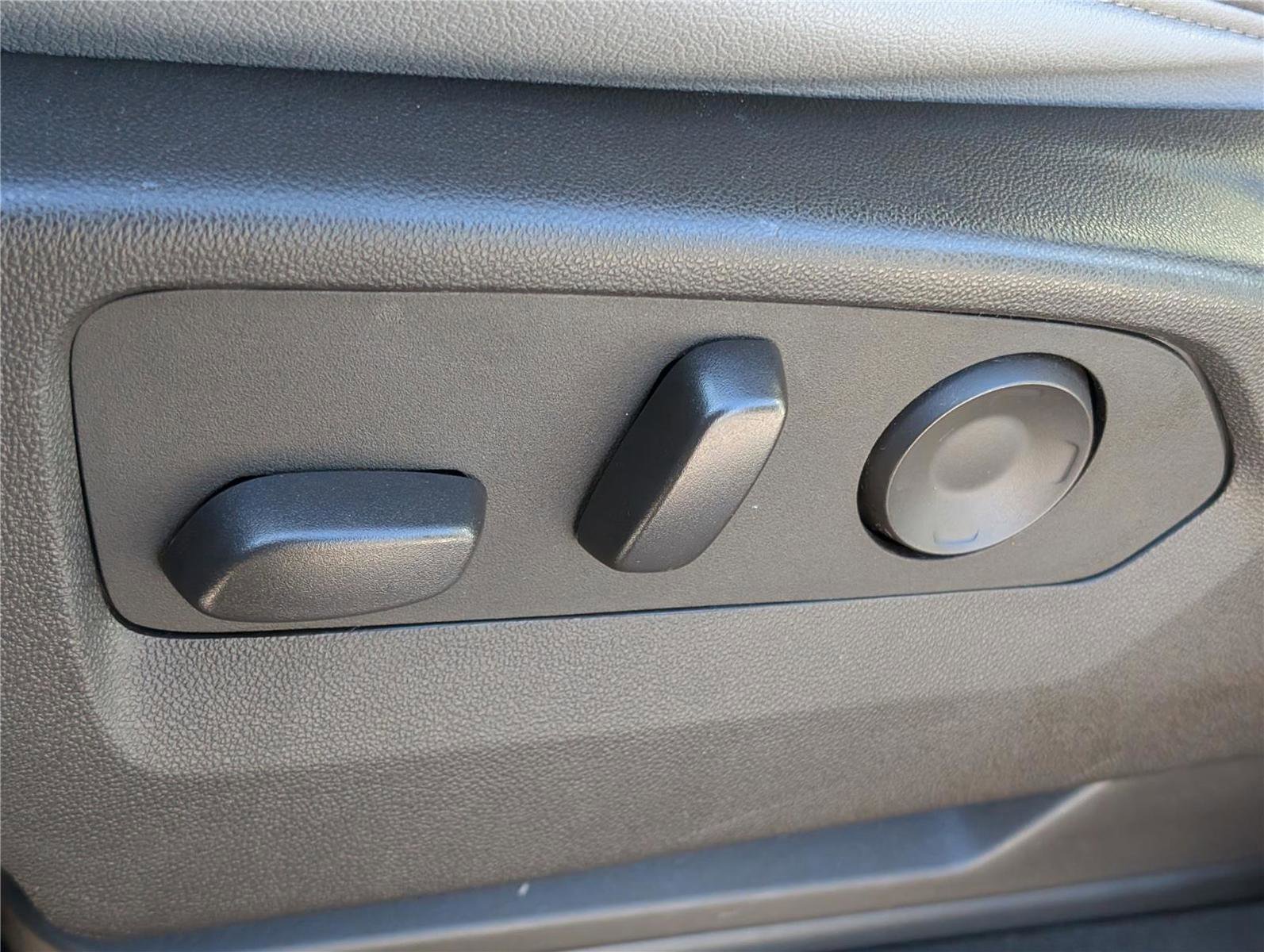 Used 2024 GMC Yukon SLT image 23