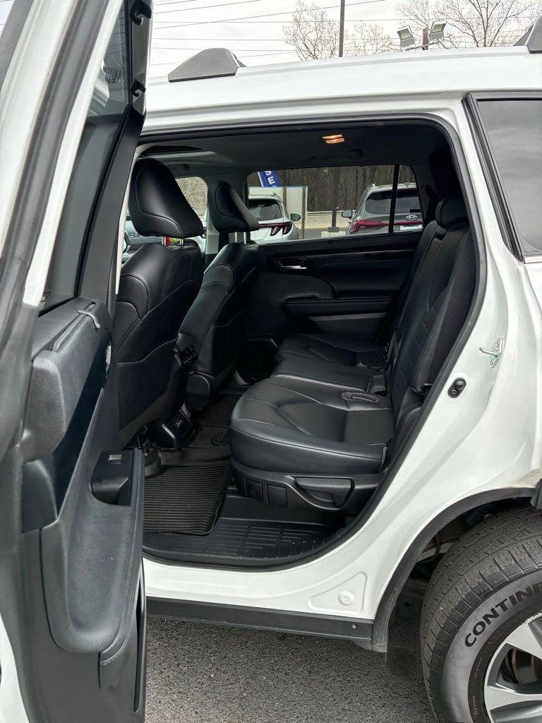 Used 2023 Toyota Highlander XLE AWD/4WD image 22