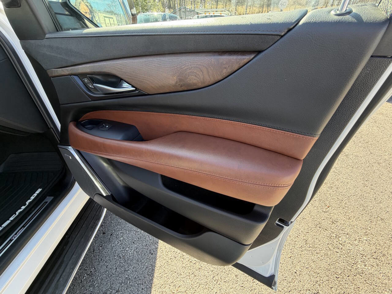 Used 2019 Cadillac Escalade ESV Luxury image 44