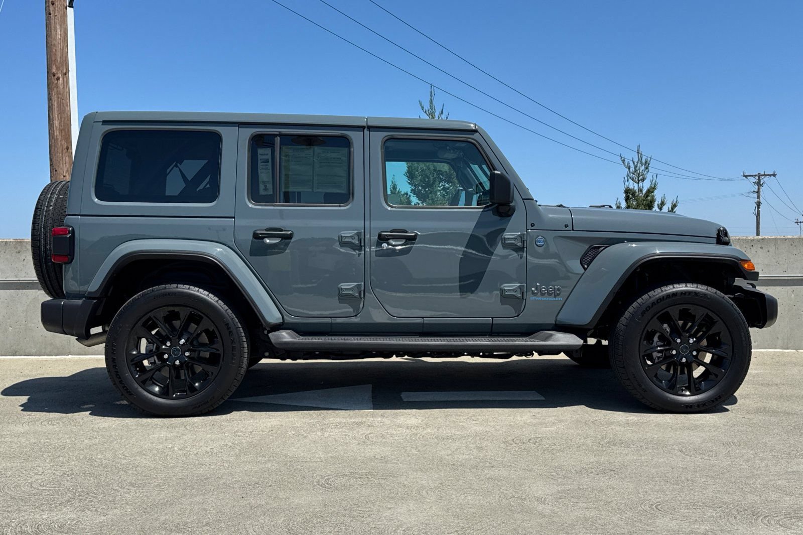 Used 2025 Jeep Wrangler Unlimited Sahara AWD/4WD image 3