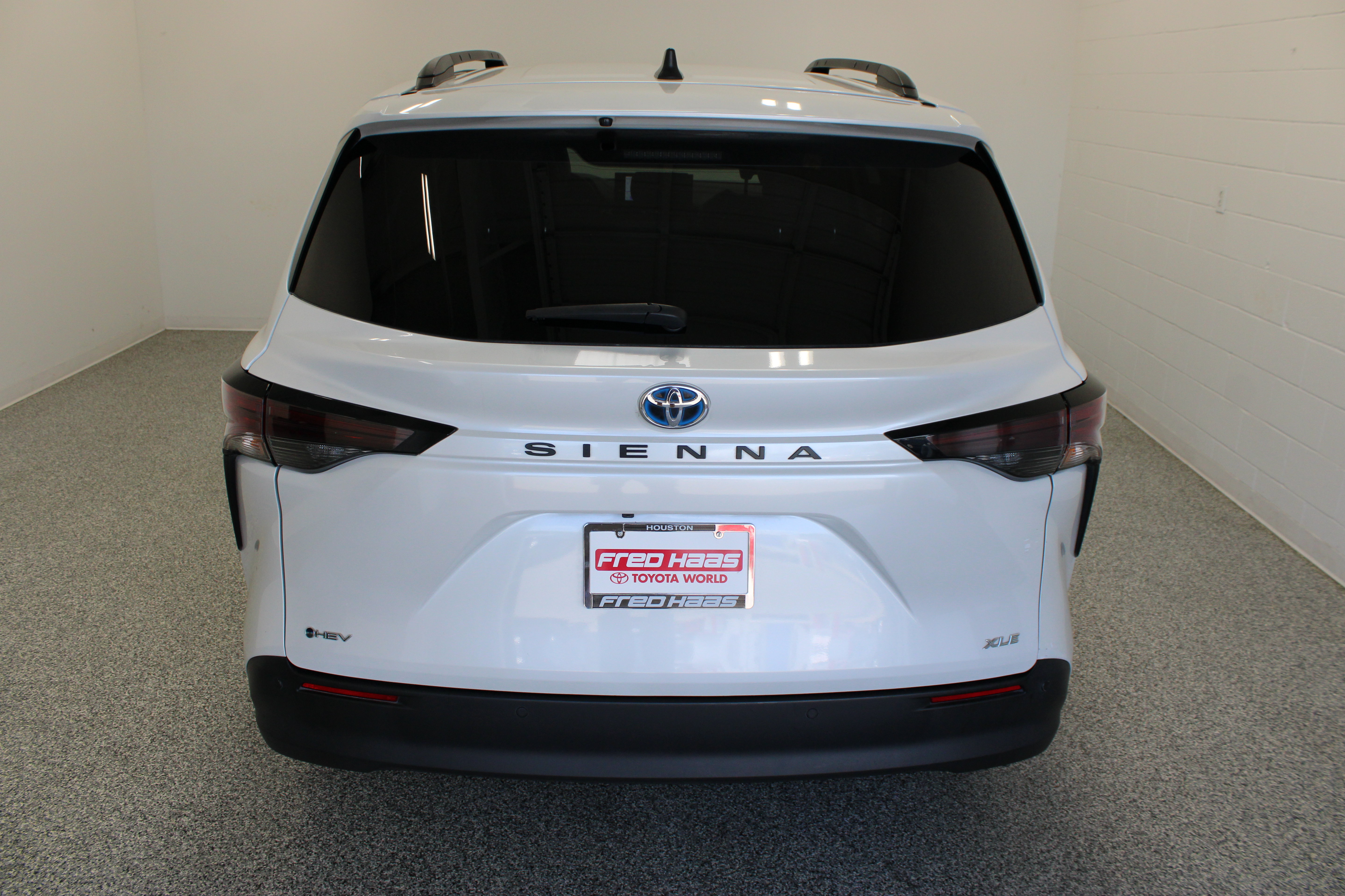 Used 2025 Toyota Sienna XLE FWD image 8