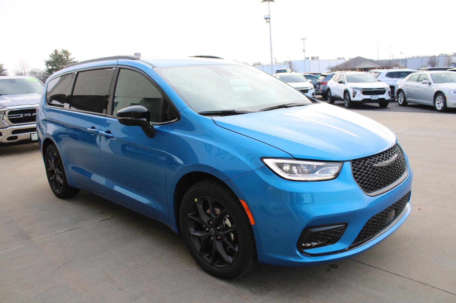 New 2026 Chrysler Pacifica Select w/ S Appearance Package image 5