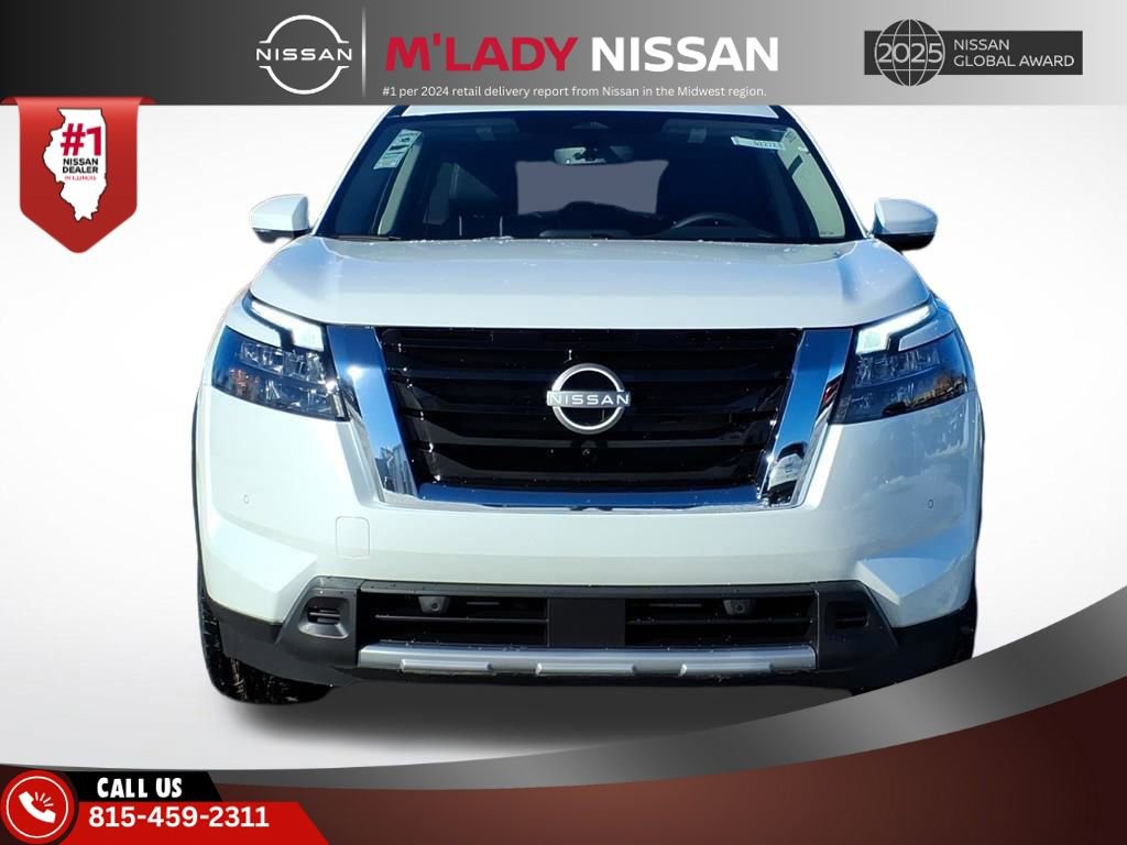 New 2025 Nissan Pathfinder SL image 2
