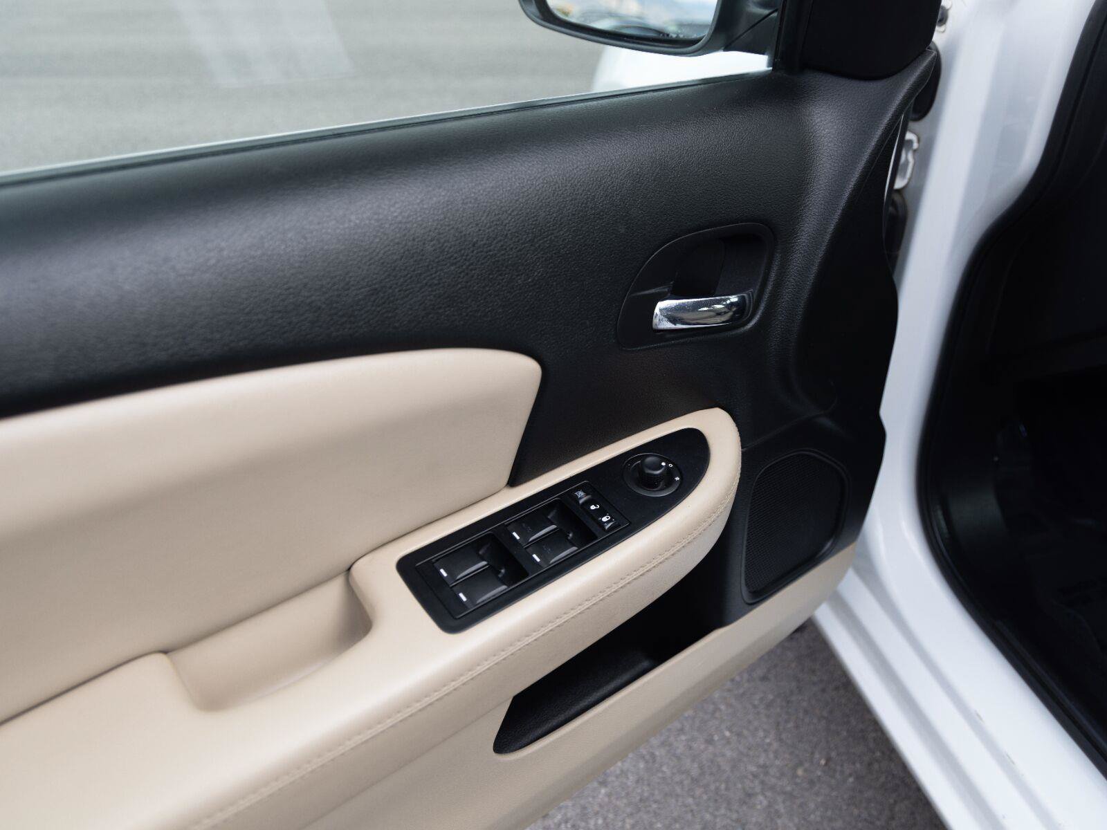 Used 2012 Chrysler 200 Limited FWD image 11
