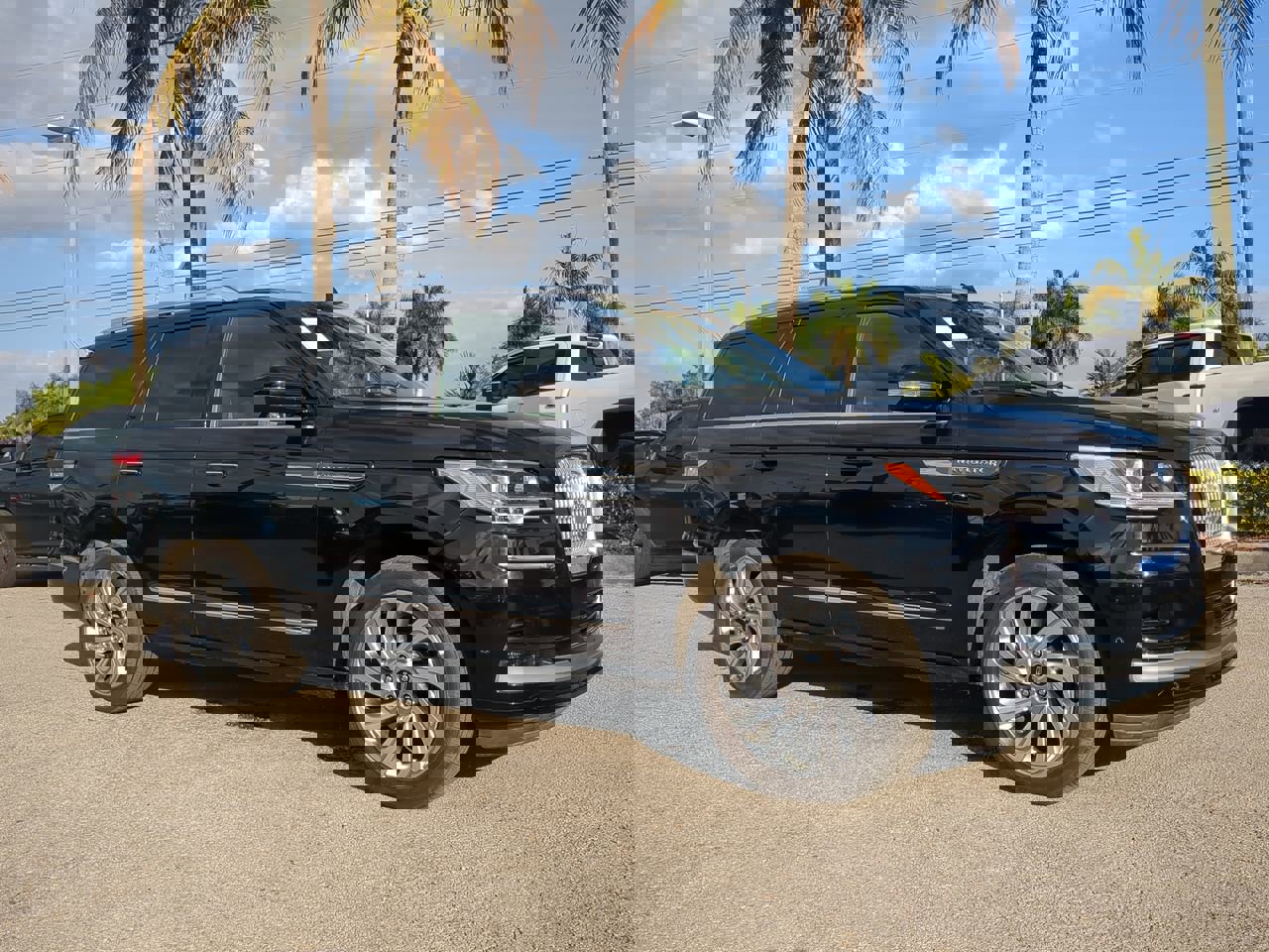 Used 2024 Lincoln Navigator Reserve image 2