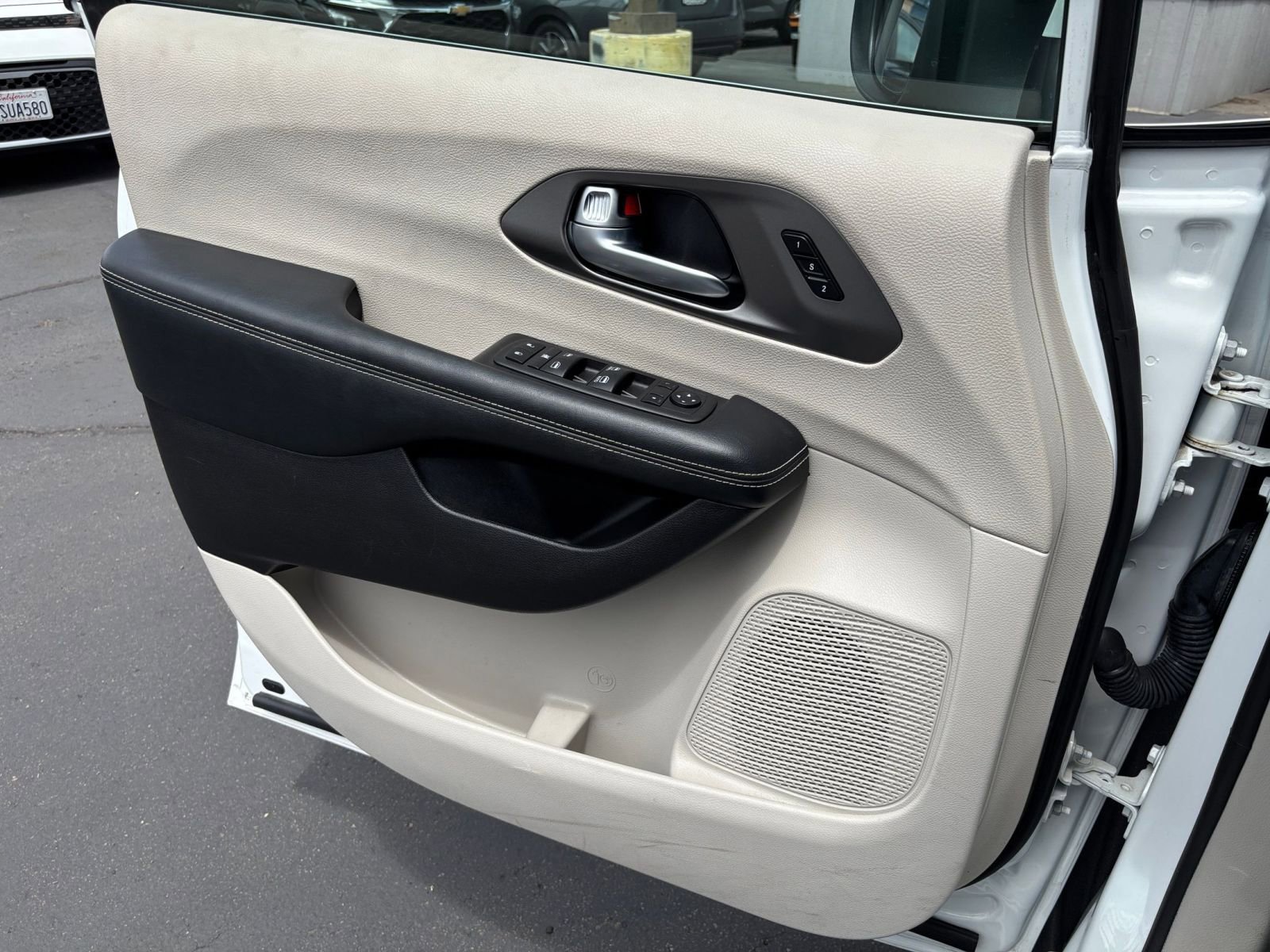 Used 2023 Chrysler Pacifica Touring-L FWD image 18