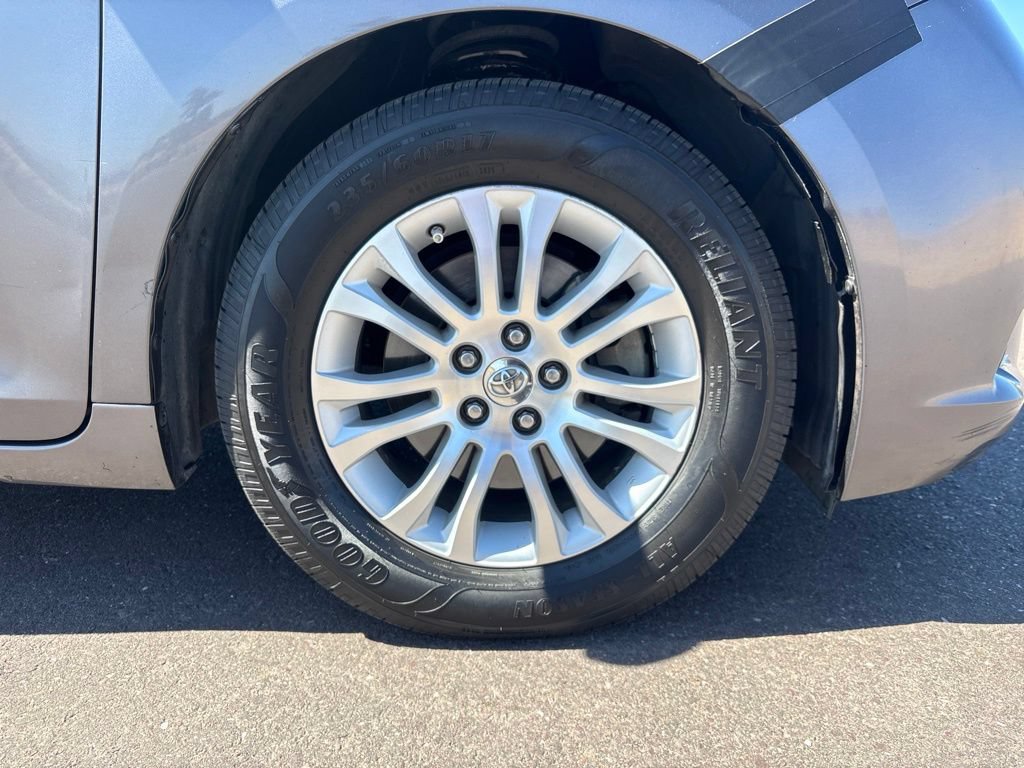 Used 2015 Toyota Sienna XLE w/ XLE Navigation Package FWD image 32