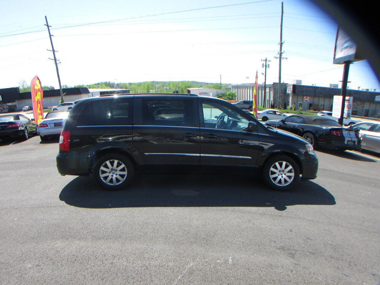 Used 2015 Chrysler Town & Country Touring image 5