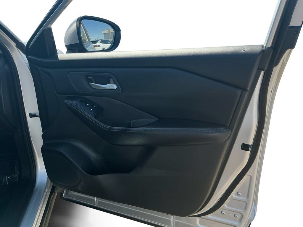 Used 2024 Nissan Rogue SV FWD image 16