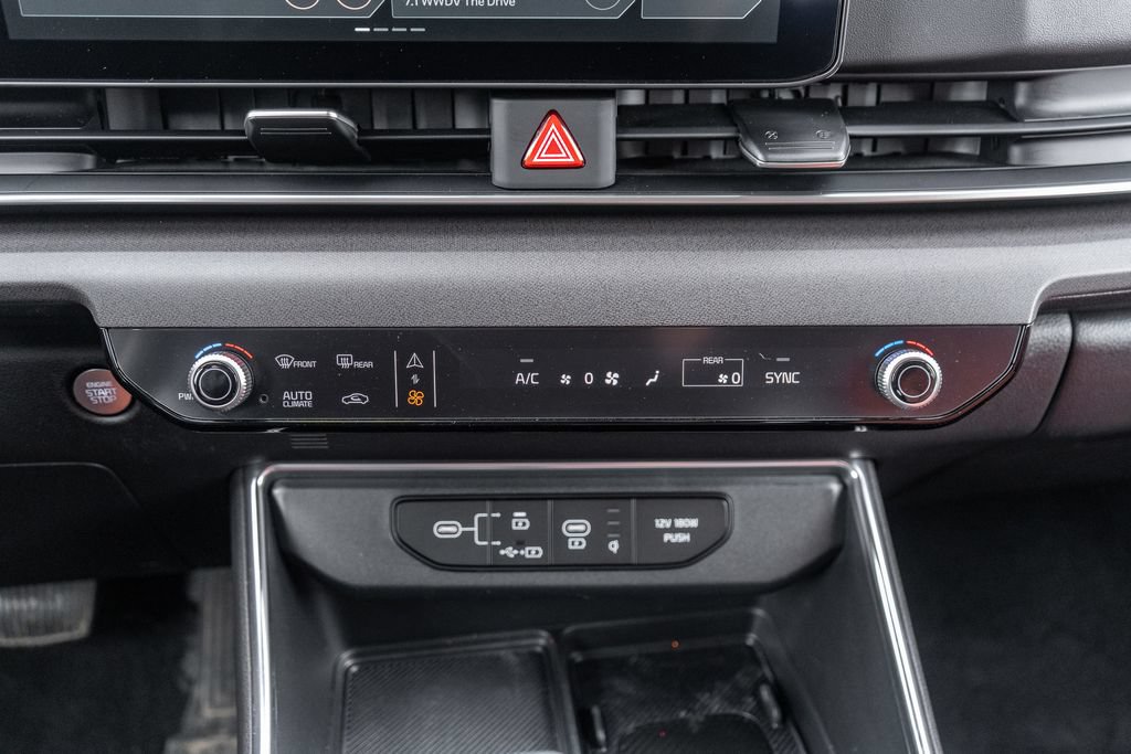 Used 2025 Kia Carnival EX FWD image 31