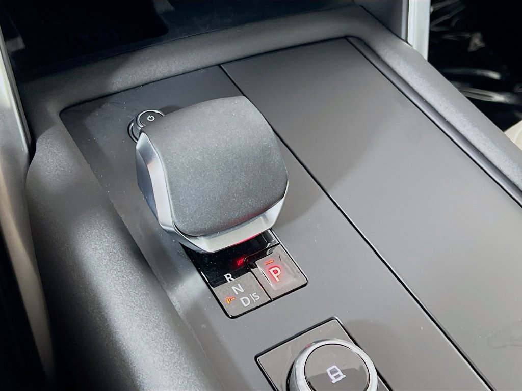 Used 2025 Land Rover Discovery S AWD/4WD image 17