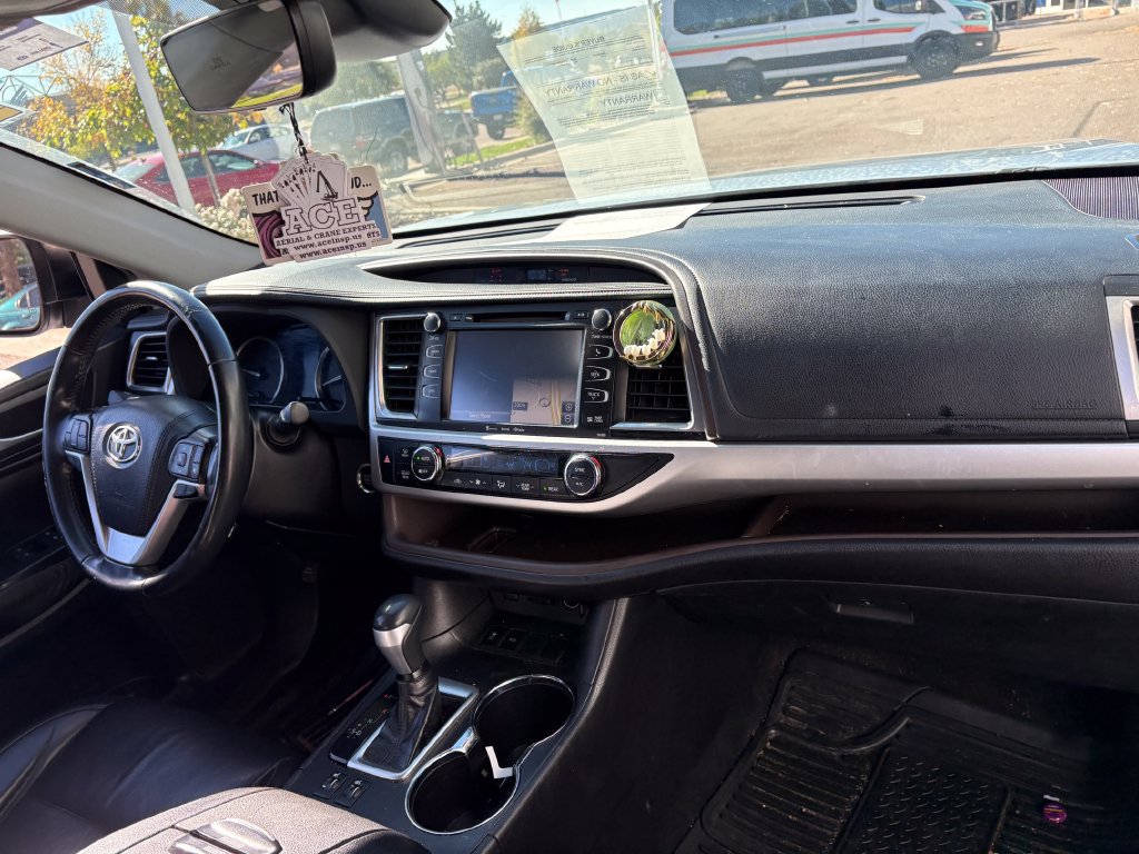 Used 2019 Toyota Highlander XLE FWD image 33