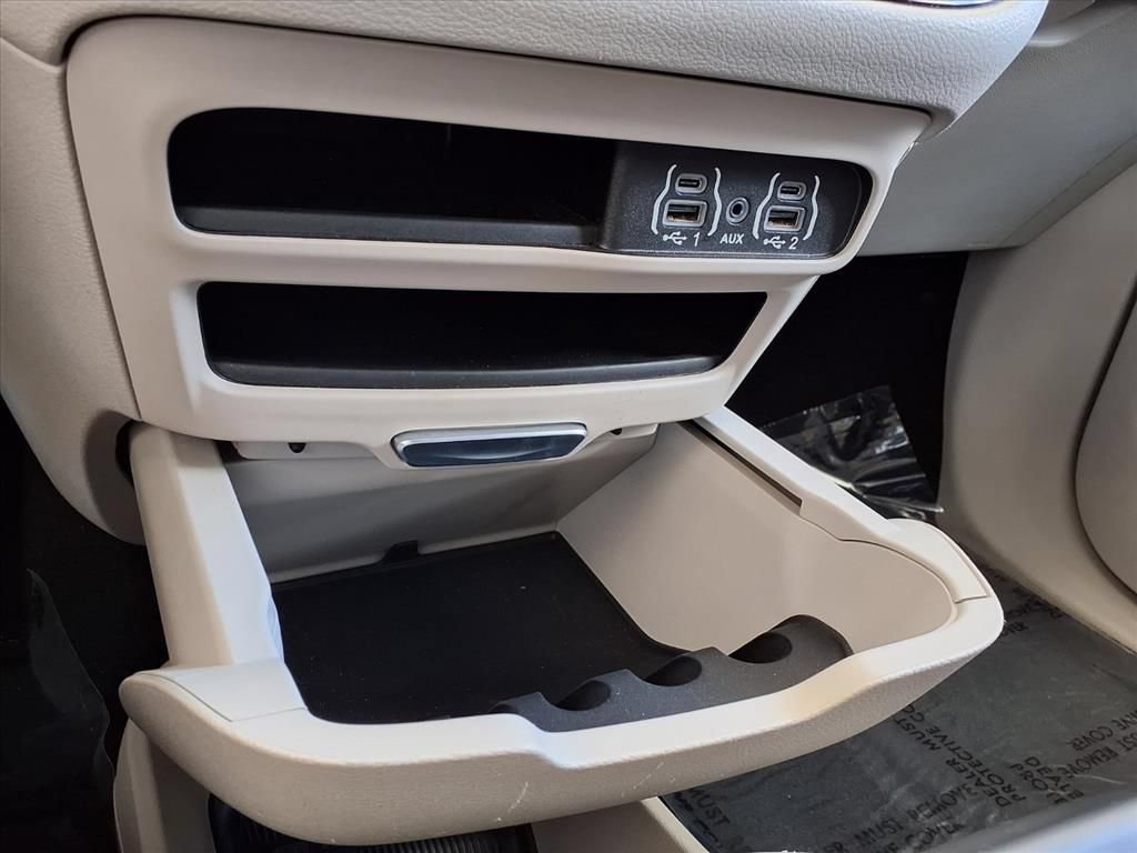 Used 2023 Chrysler Pacifica Touring-L FWD image 29