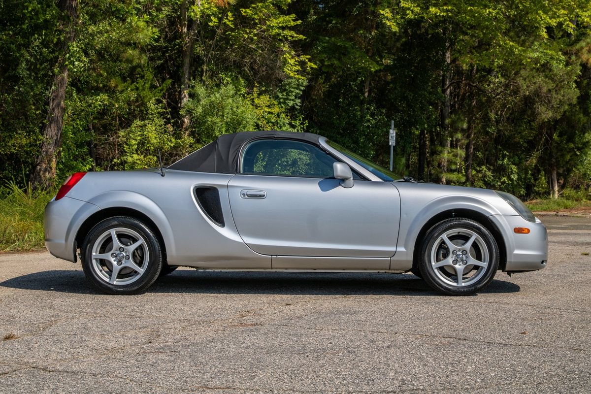 Used 2002 Toyota MR2 RWD image 5