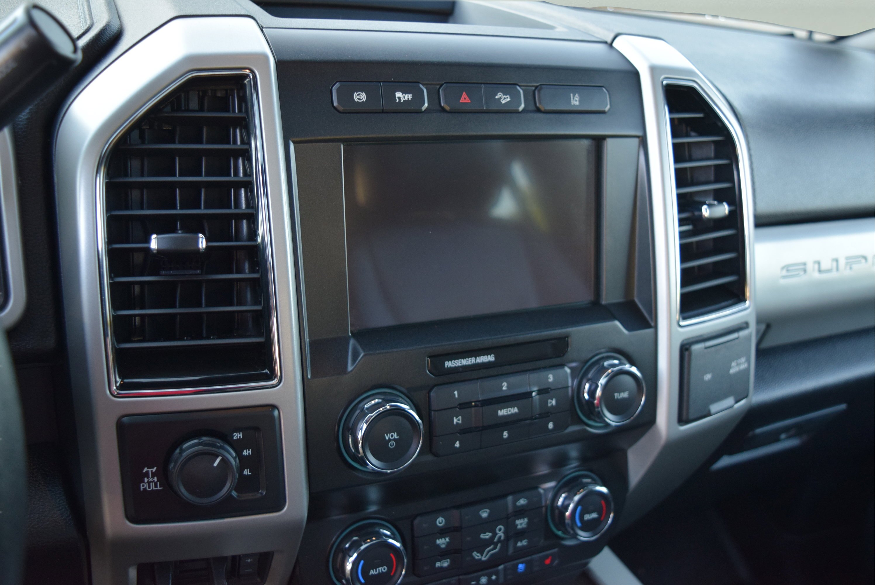Used 2020 Ford F350 Lariat w/ Lariat Ultimate Package AWD/4WD image 17