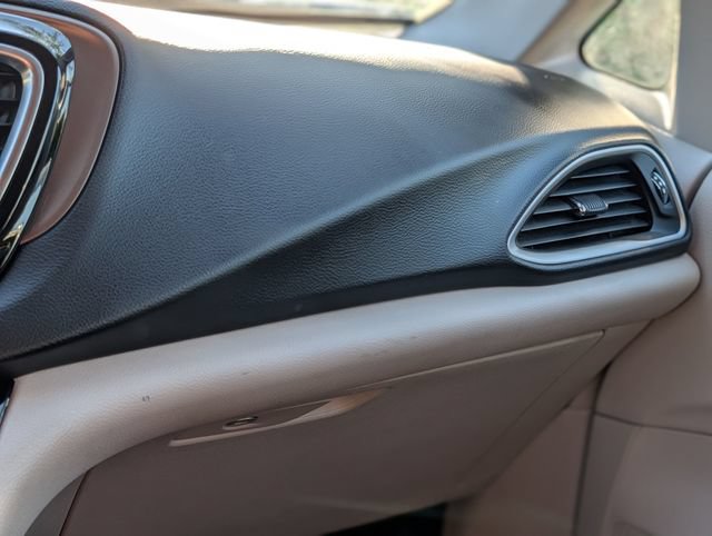 Used 2019 Chrysler Pacifica Touring Plus w/ Tire & Wheel Group FWD image 16