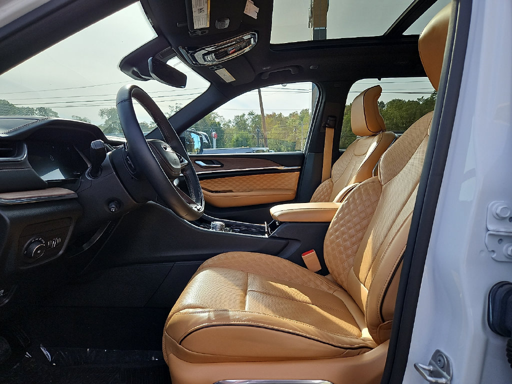 Used 2023 Jeep Grand Cherokee Summit w/ Luxury Tech Group V AWD/4WD image 14