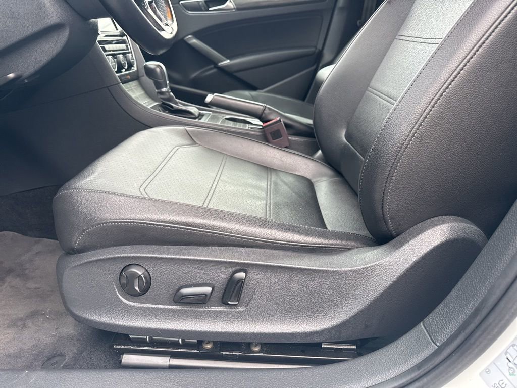 Used 2018 Volkswagen Passat 2.0T SE image 16