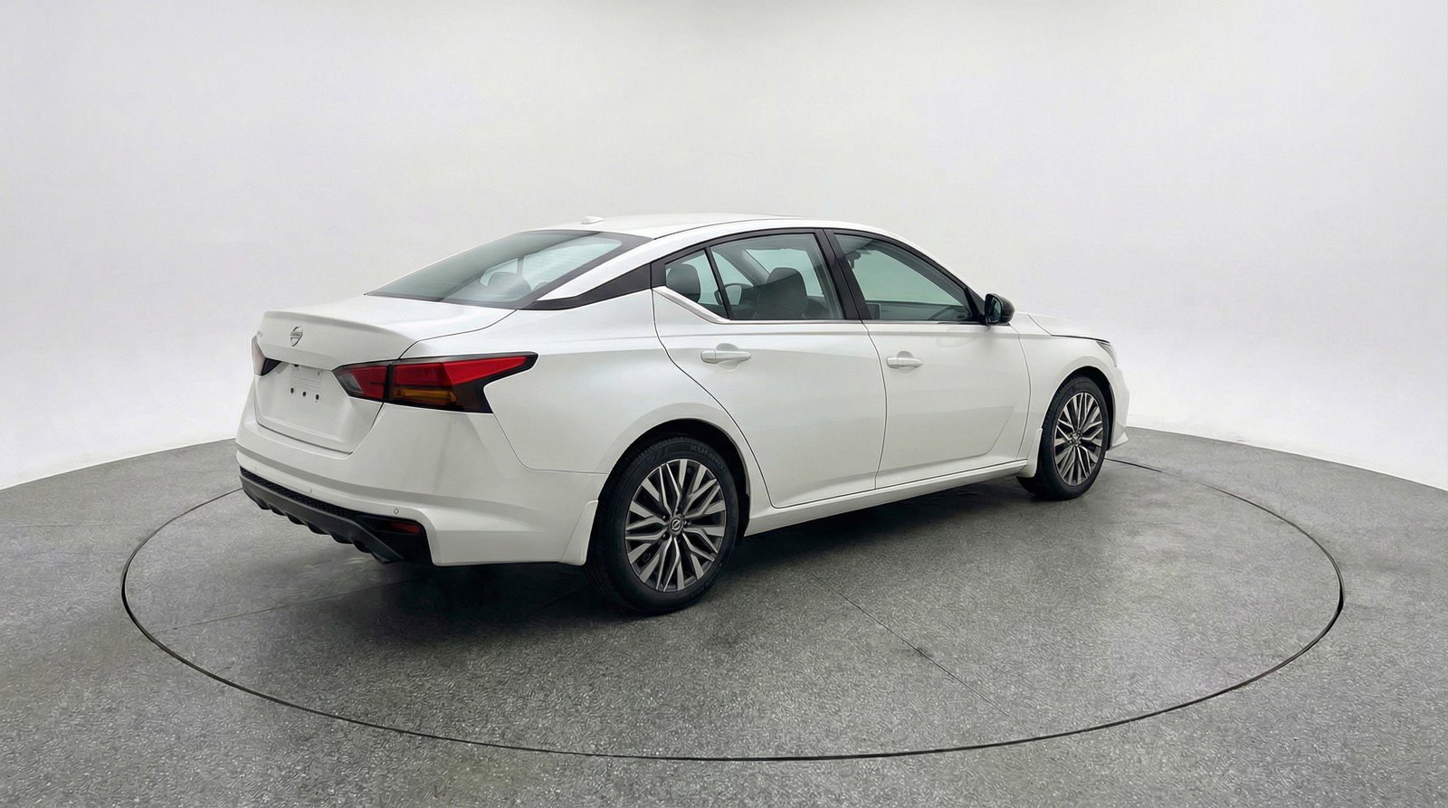 Used 2025 Nissan Altima 2.5 SV image 9