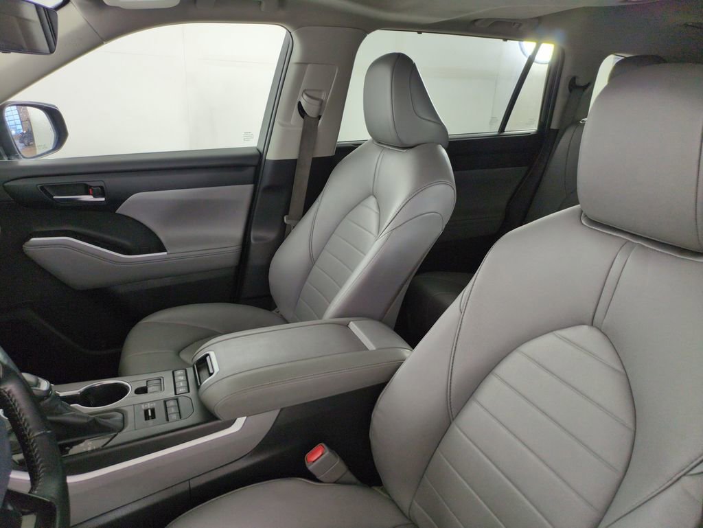 Used 2020 Toyota Highlander XLE image 11