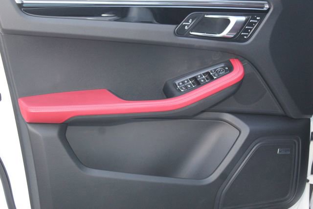 Certified 2025 Porsche Macan image 22