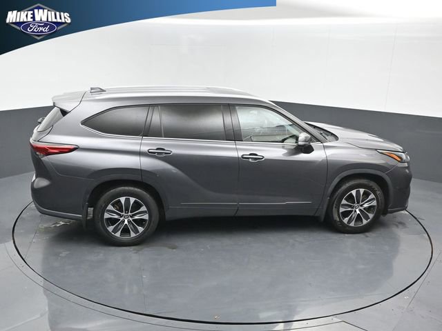 Used 2022 Toyota Highlander XLE FWD image 16
