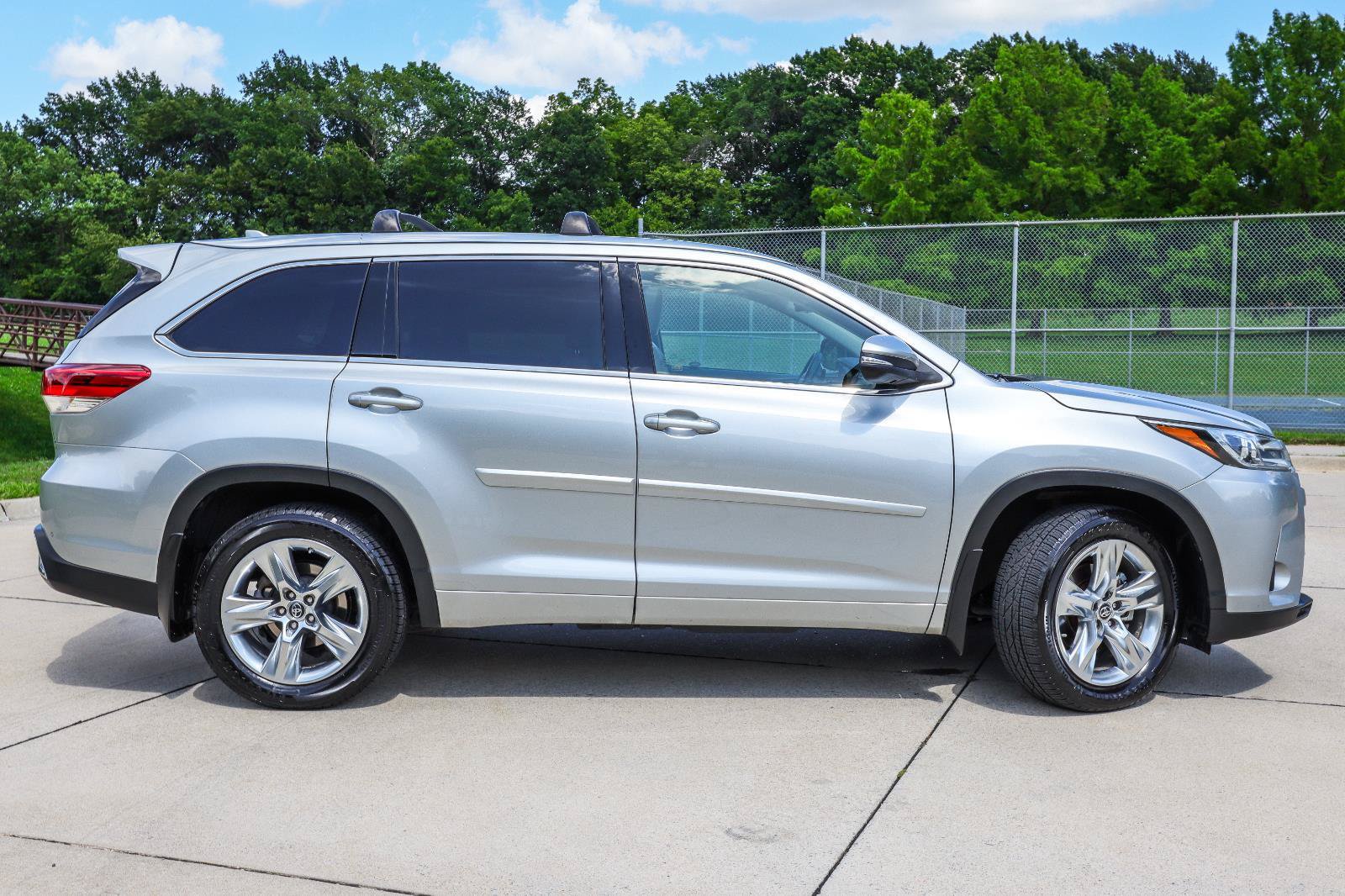Used 2017 Toyota Highlander Limited AWD/4WD image 5