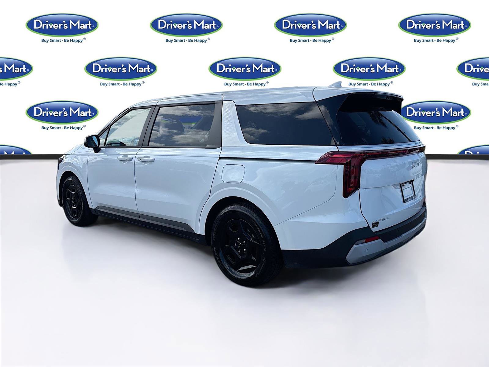 Used 2025 Kia Carnival FWD image 5
