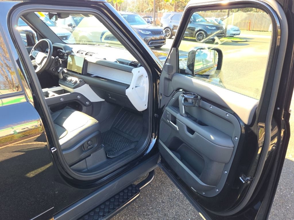 Used 2025 Land Rover Defender 110 X-Dynamic SE image 19