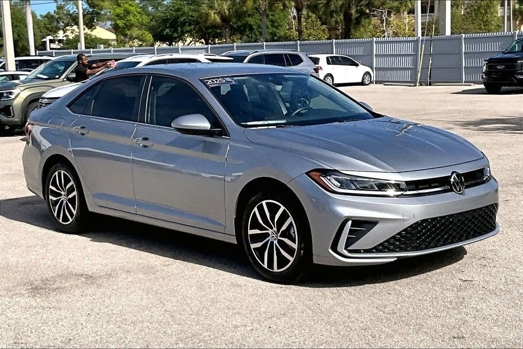 Used 2025 Volkswagen Jetta SE FWD image 2