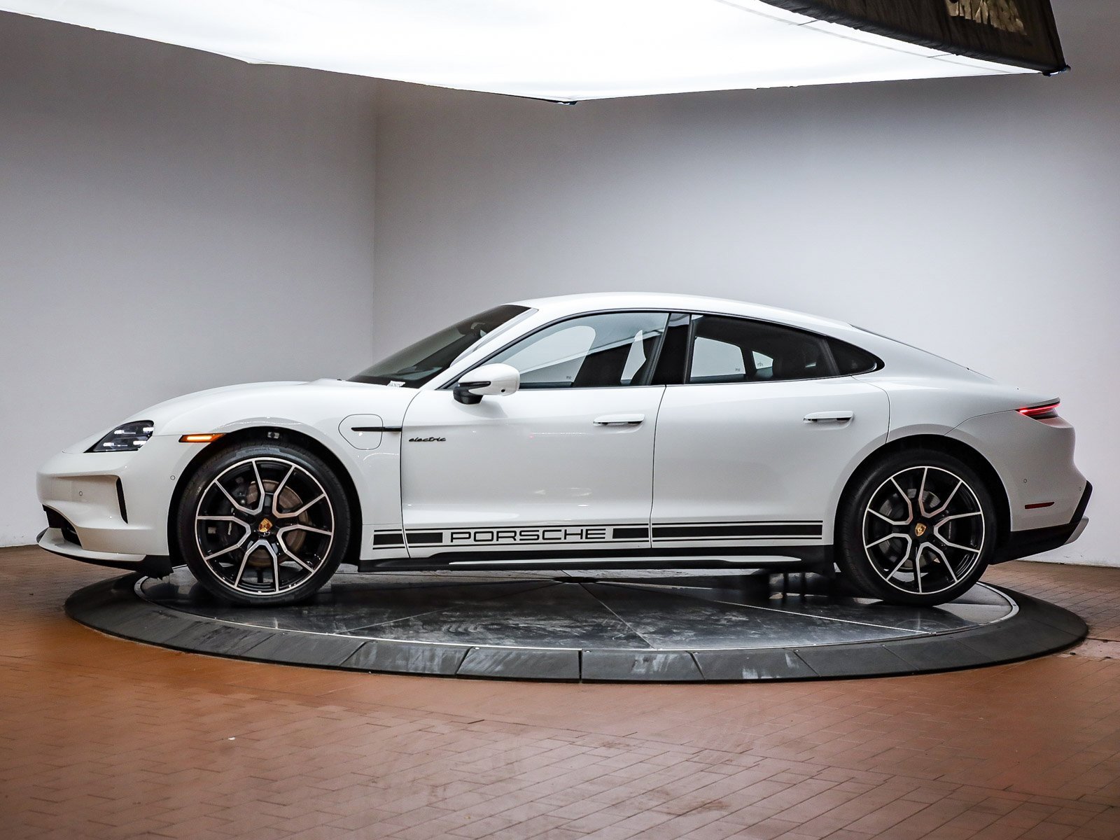 Used 2025 Porsche Taycan image 2