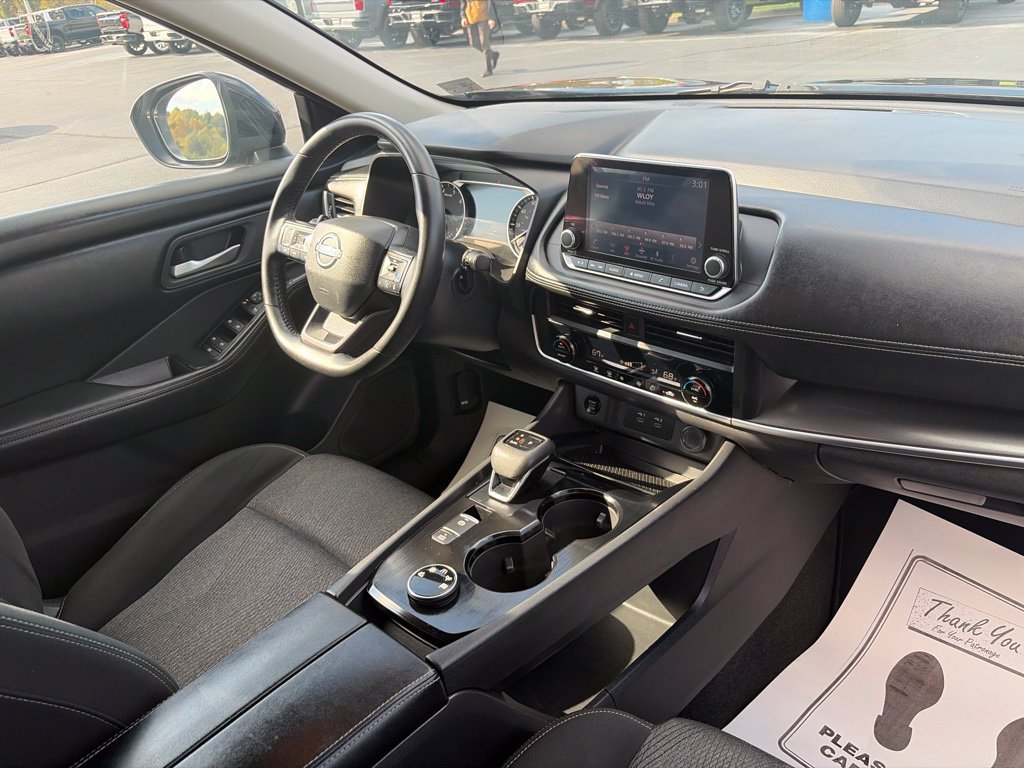 Used 2025 Nissan Rogue SV AWD/4WD image 39