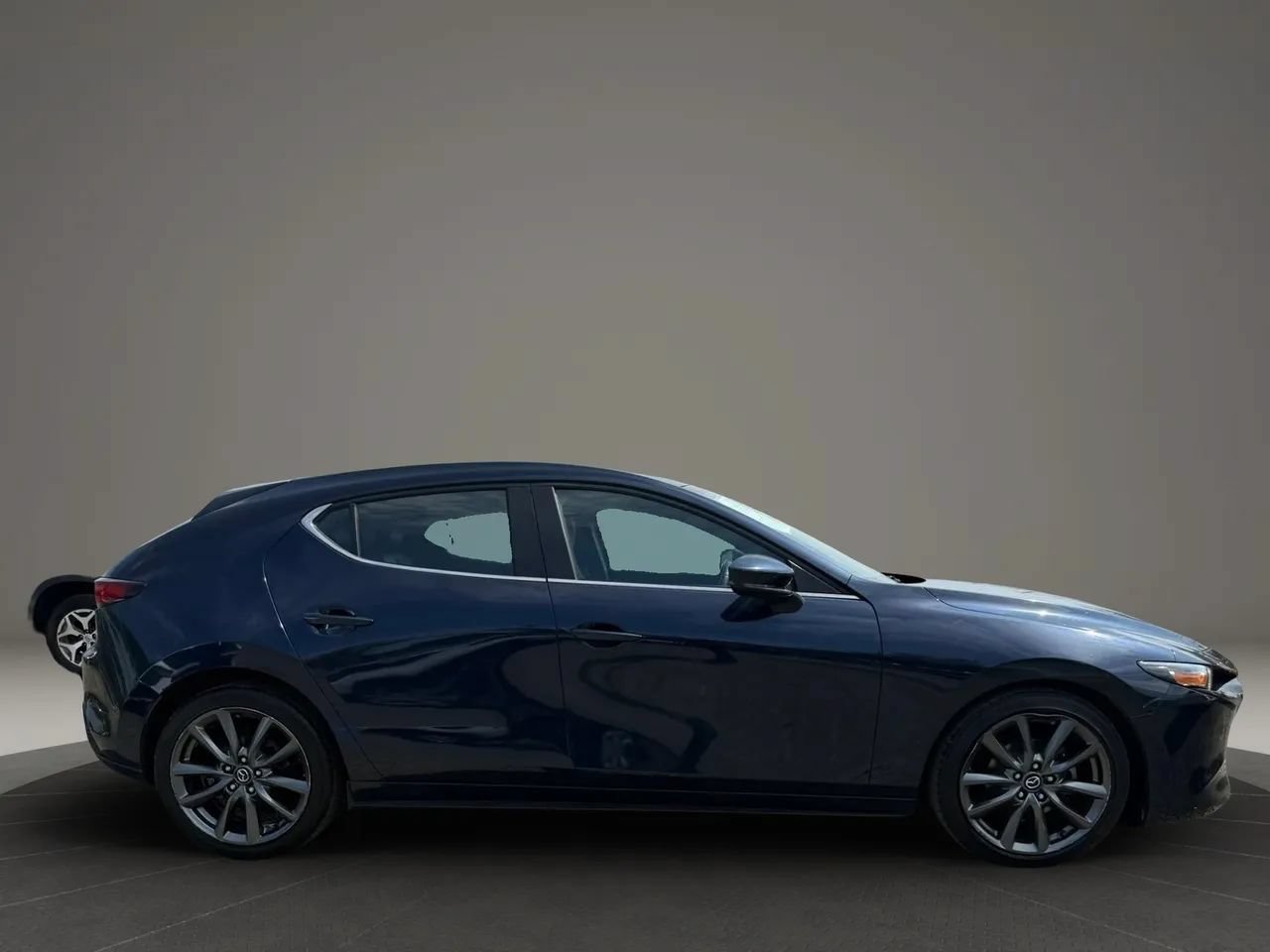Used 2020 MAZDA MAZDA3 Hatchback FWD image 4