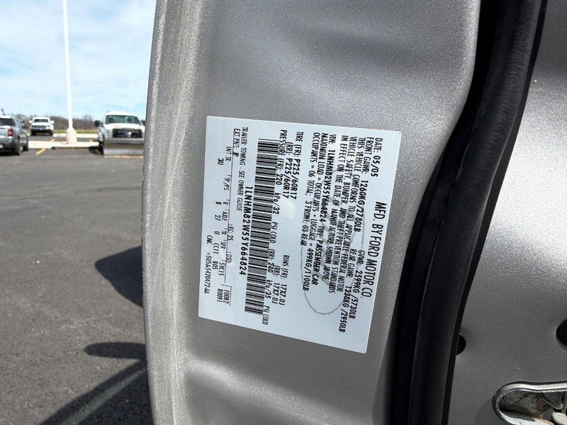 Used 2005 Lincoln Town Car Signature Limited image 21