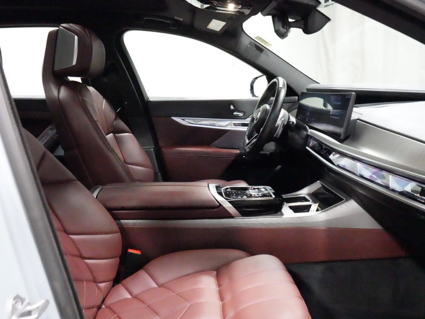 Certified 2023 BMW 760i xDrive w/ Parking Assistance Package image 6