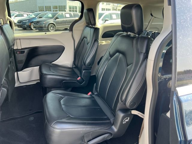 Used 2023 Chrysler Pacifica Touring-L FWD image 4