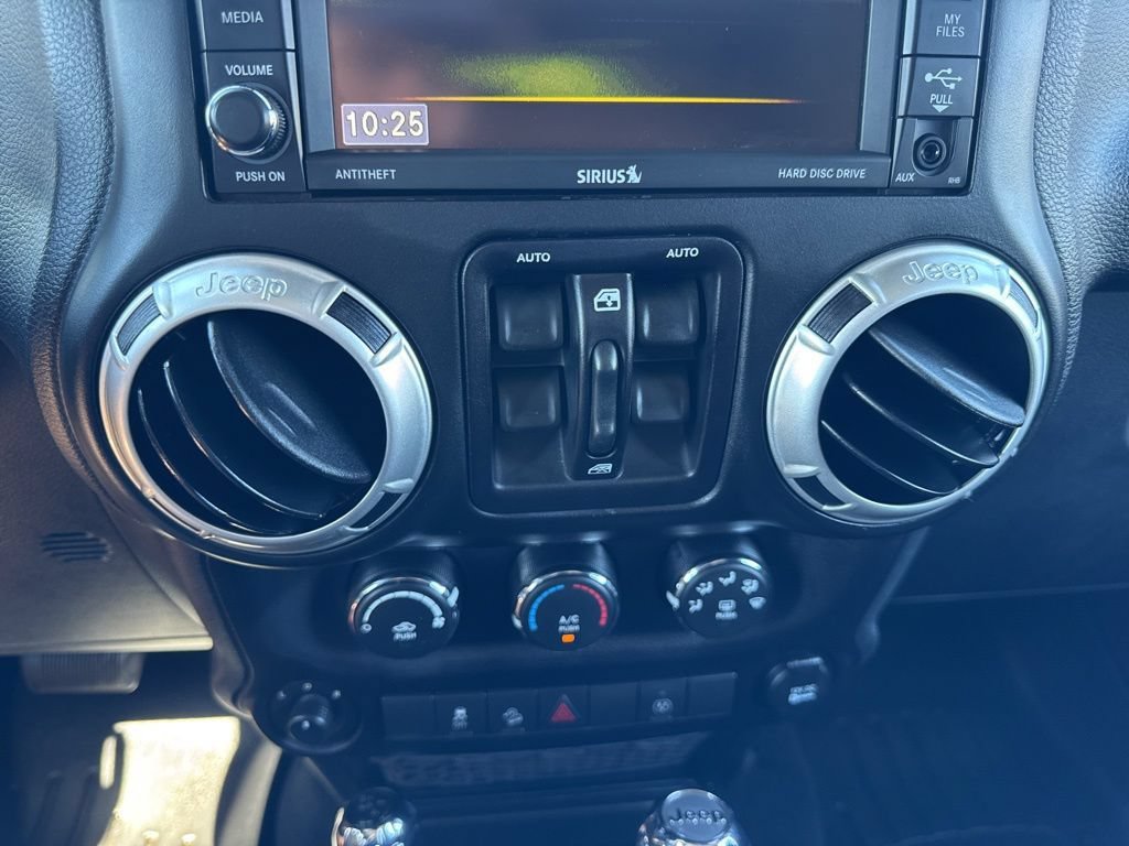 Used 2017 Jeep Wrangler Unlimited Sahara w/ Connectivity Group AWD/4WD image 20