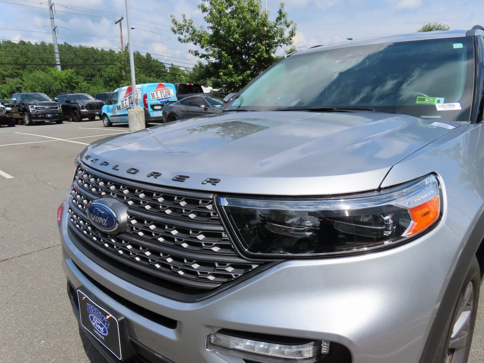 Used 2022 Ford Explorer XLT w/ Equipment Group 202A image 8