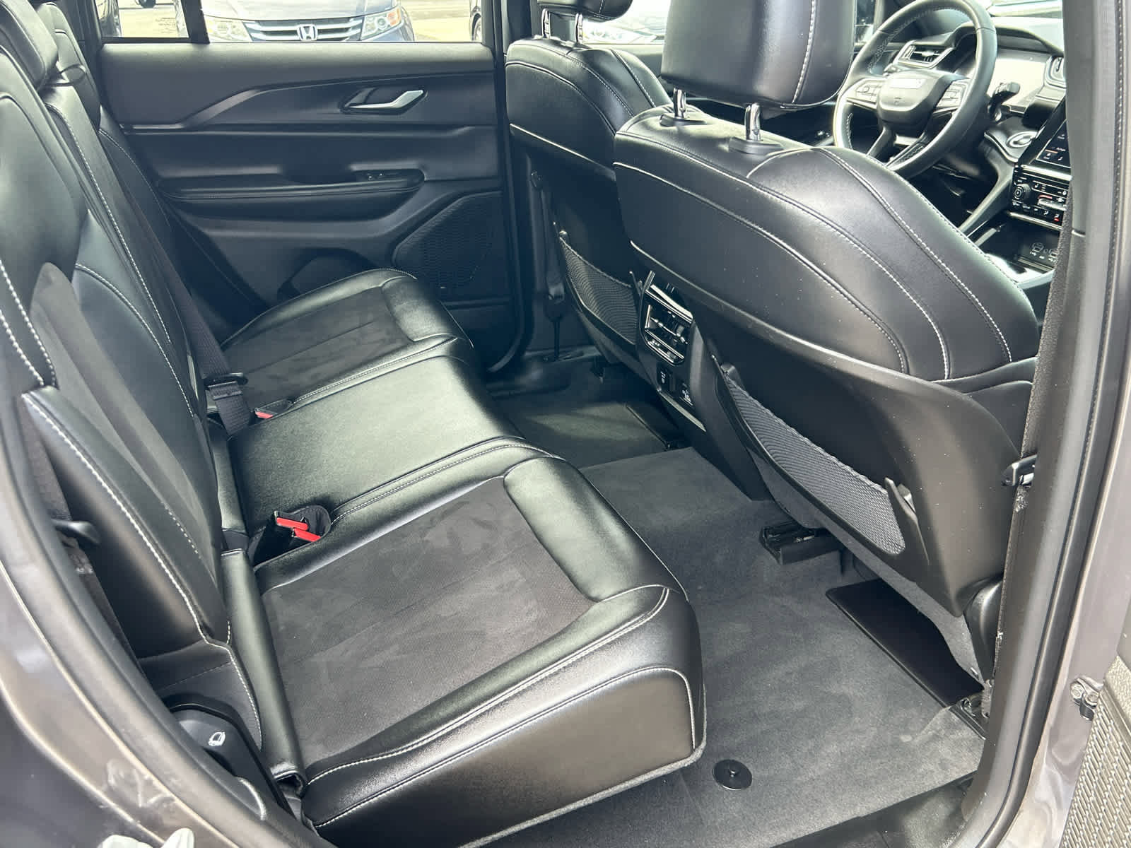 Used 2023 Jeep Grand Cherokee Altitude image 25