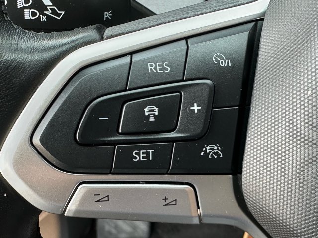 Used 2025 Volkswagen Jetta SE FWD image 14