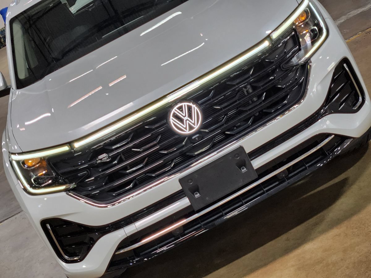 Used 2025 Volkswagen Atlas SEL Premium R-Line AWD/4WD image 19